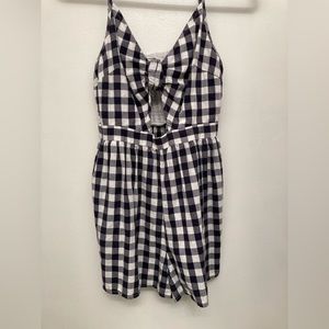 𝅺American Eagle Outfitets gingham short romper. Black and white. Size M